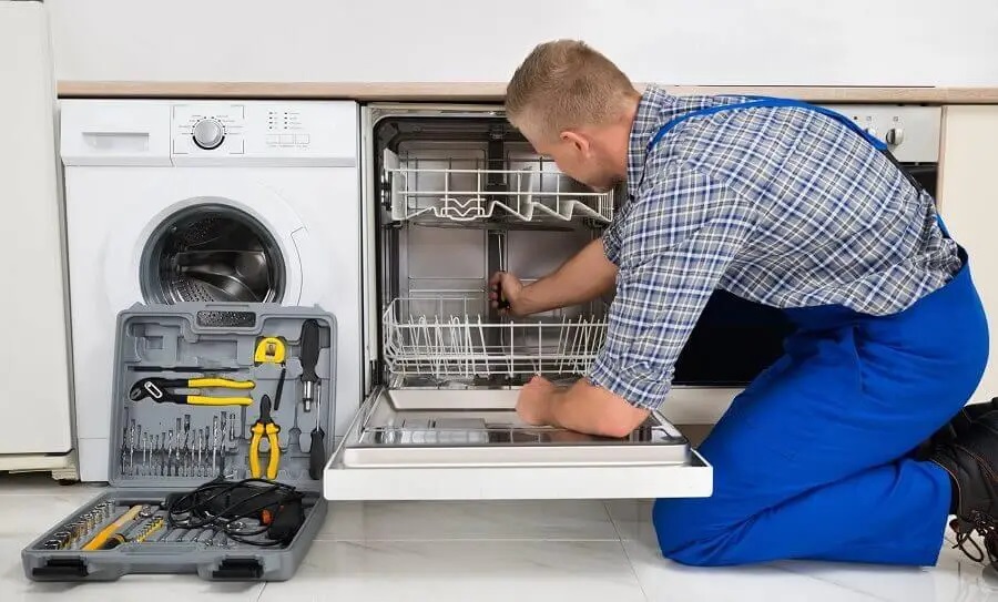 Hendek Daikin servisi teknisyen ekibi beyaz eşya tamiri yaparken